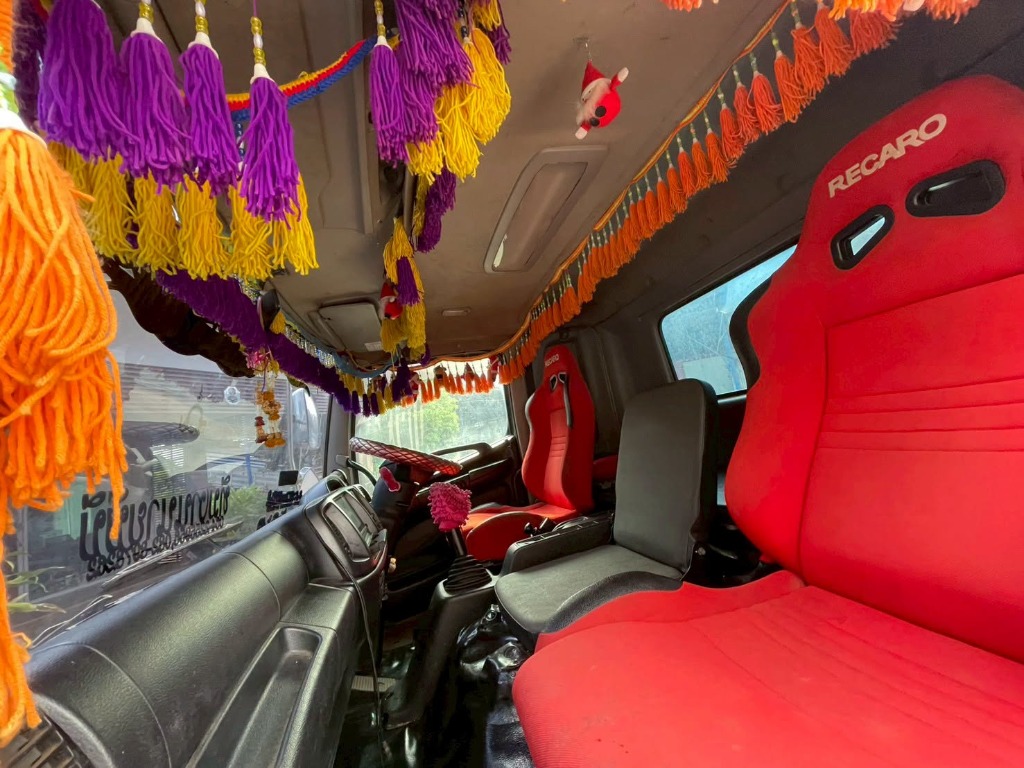ภายในห้องโดยสาร เบาะ Recaro สีแดง HINO FG8J