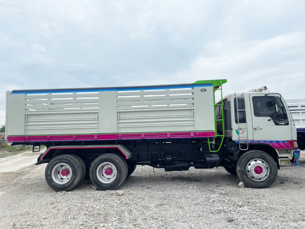 มุมข้างตัวรถ 10 ล้อดั๊มพ์ HINO FM3M