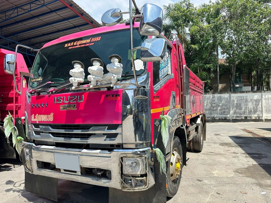 มุมเฉียงหน้ารถ 6 ล้อดั๊มพ์ ISUZU FTR 240