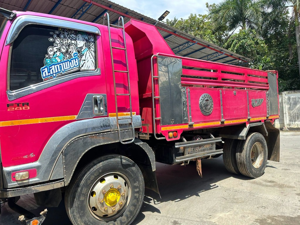 มุมข้างตัวรถและแค็บ ISUZU FTR 240
